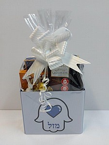 קופסה מתכת מתוקה עם בקבוק יין קטן קופסה מתכת מתוקה עם בקבוק יין קטן