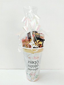 קופסה לפופקורן עם מתוקים קופסה לפופקורן עם מתוקים