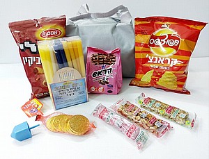 צידנית אפורה עם מתוקים לחנוכה צידנית אפורה עם מתוקים לחנוכה