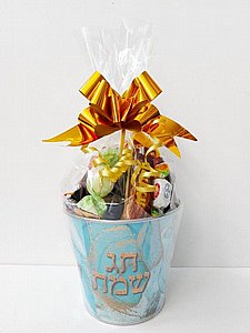 פח חג שמח קטן עם מתוקים פח חג שמח קטן עם מתוקים