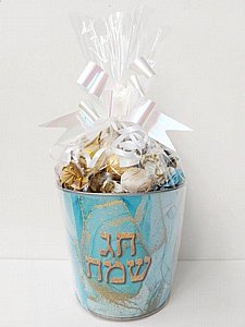 פח חג שמח גדול עם פרלינים פח חג שמח גדול עם פרלינים
