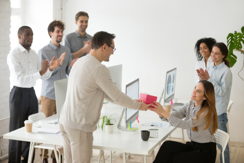 הענקת מתנות לחנוכה לעובדים במשרד