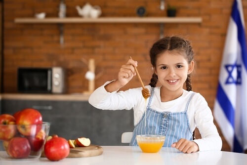 ילדה החוגגת את ראש השנה