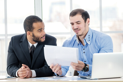 מעסיק בפגישה עם עובד מעסיק בפגישה עם עובד