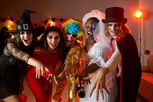 עובדים חוגגים ביחד במסיבת פורים לעובדים